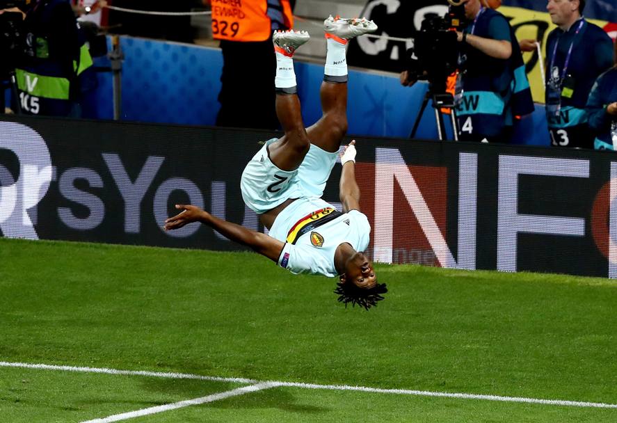 Europei 2016. Ottavi di finale. La capriola di Michy Batshuayi (Belgio) dopo aver segnato il secondo gol contro l&#39;Ungheria (Getty Images)